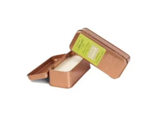 Paddywax Library Oscar Wilde 2-knôtová vonná sviečka v plechovičke (2.5 oz / 70 g)
