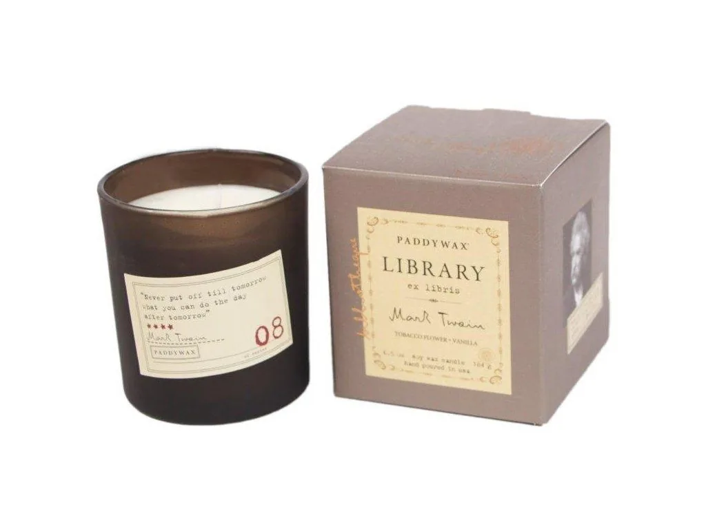 Paddywax Library Mark Twain vonná sviečka v darčekovom balení 6.5 oz (184 g)