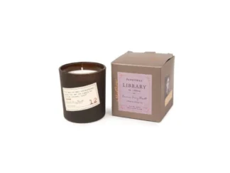 Paddywax Library Louisa May Alcott vonná sviečka v darčekovom balení 6.5 oz (184 g)