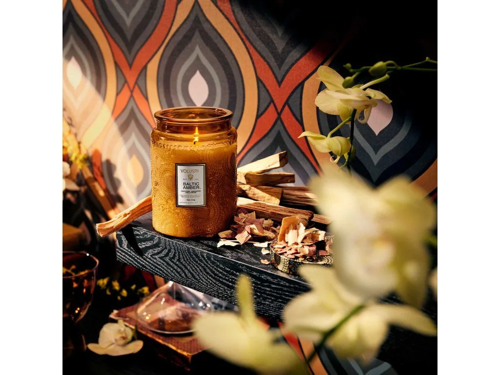 Voluspa Japonica Baltic Amber Small Jar vonná sviečka (5.5oz / 156g) – Obrázok 3