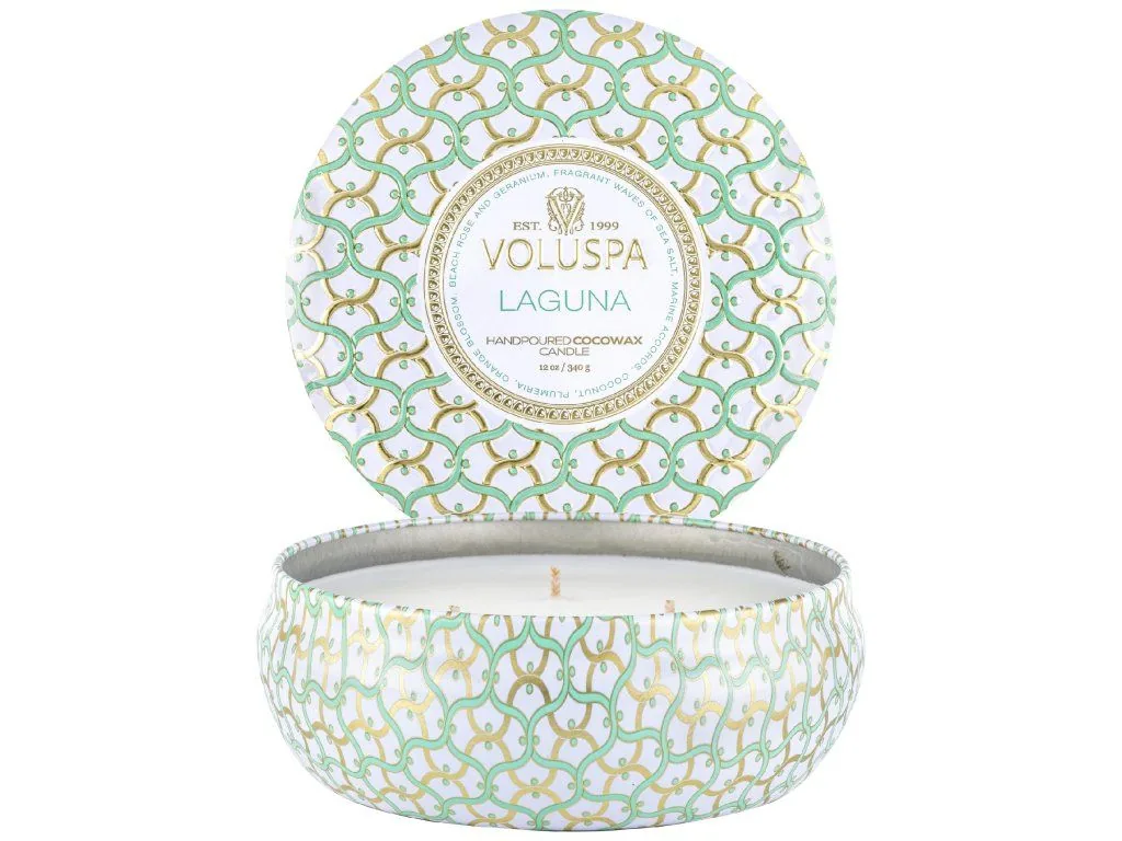 Voluspa Maison Blanc Laguna 3 Wick Tin vonná sviečka 340g – Obrázok 2