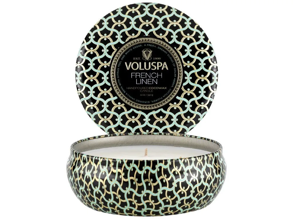 Voluspa Maison Noir French Linen 3 Wick Tin vonná sviečka 340g – Obrázok 2