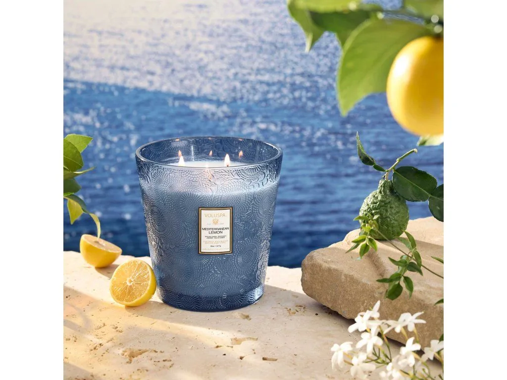 Voluspa Japonica Mediterranean Lemon Mini Hearth vonná sviečka (38 oz / 1077 g) – Obrázok 2