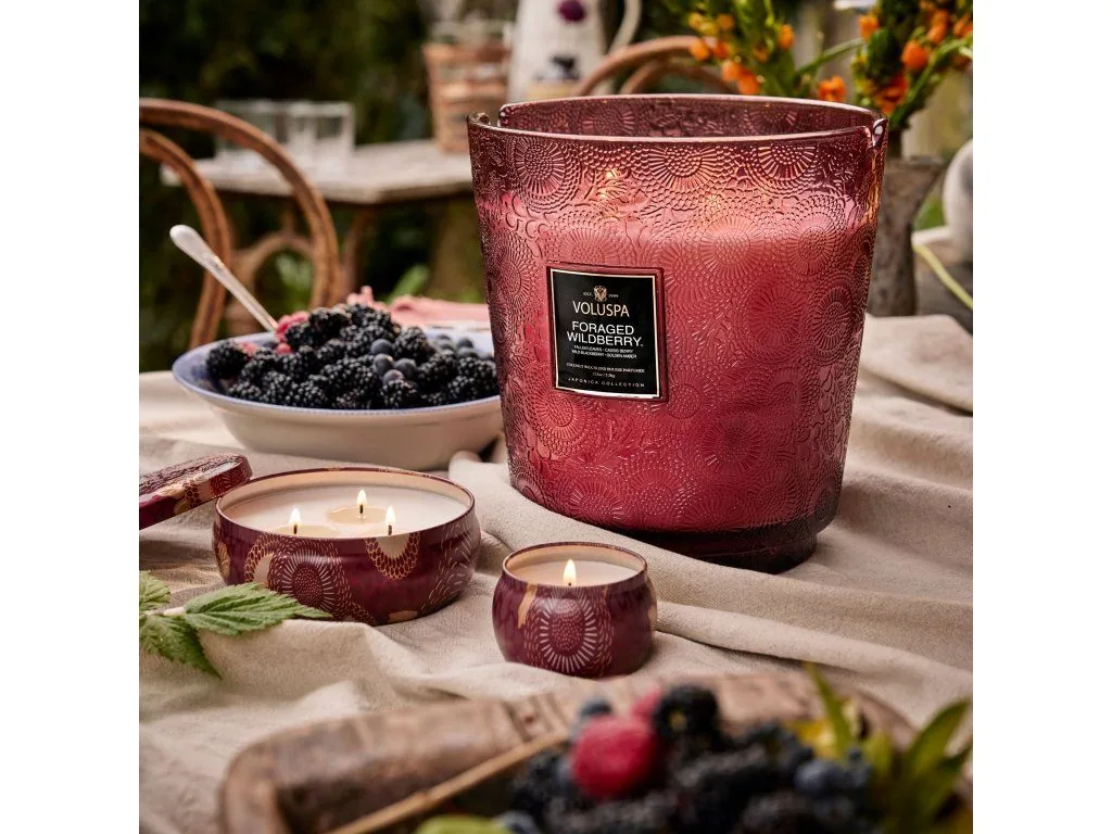 Voluspa Japonica Foraged Wildberry 3 Wick Tin vonná sviečka 340g – Obrázok 3