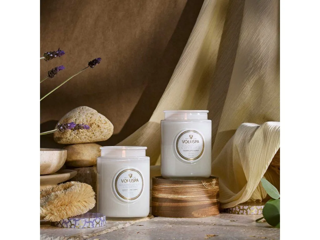 Voluspa Maison Blanc Eucalyptus & White Sage veľká sviečka (18oz / 510g) – Obrázok 3