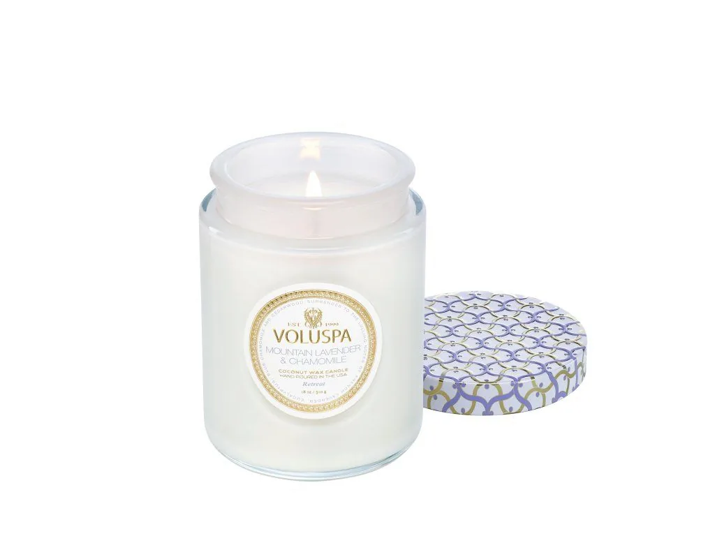 Voluspa Maison Blanc Mountain Lavender & Chamomile veľká sviečka (18oz / 510g) – Obrázok 2