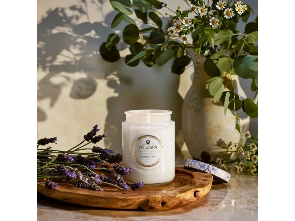 Voluspa Maison Blanc Mountain Lavender & Chamomile veľká sviečka (18oz / 510g) – Obrázok 3