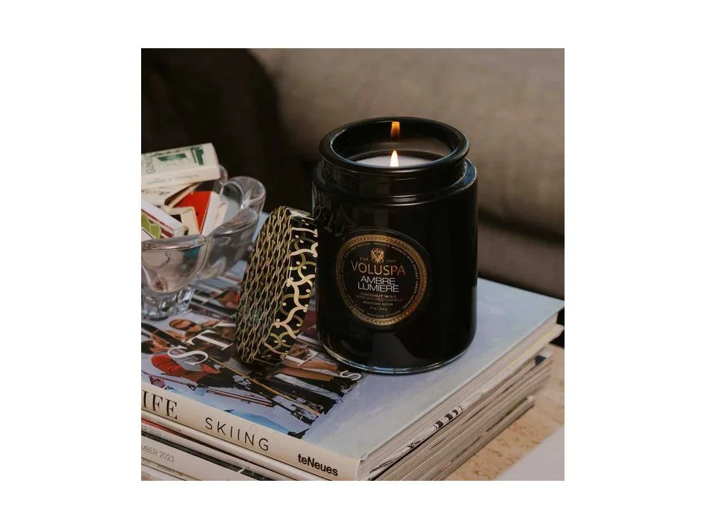 Voluspa Maison Noir Ambre Lumiere veľká sviečka (18oz / 510g) – Obrázok 2