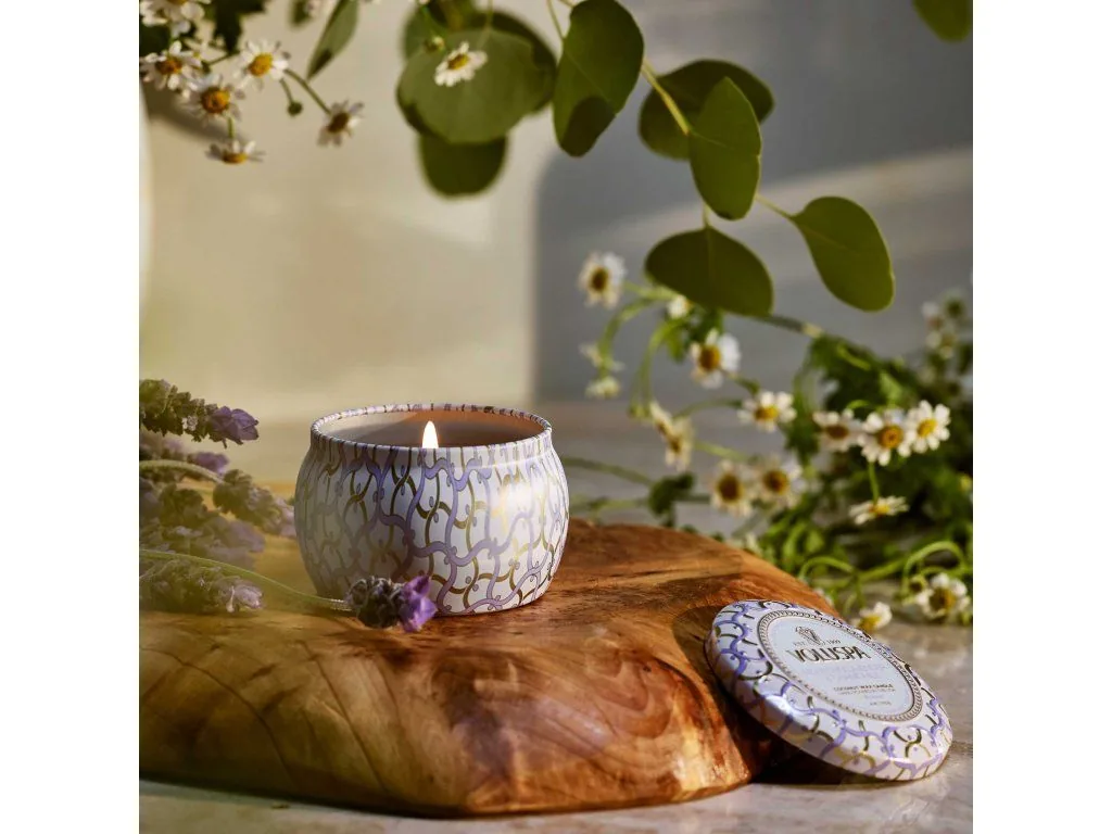 Voluspa Maison Blanc Mountain Lavender & Chamomile Mini Tin vonná sviečka 113g – Obrázok 3