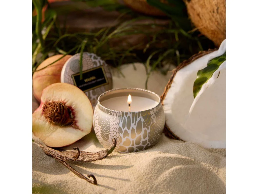 Voluspa Japonica Tahitian Coconut Vanilla Mini Tin vonná sviečka 113g – Obrázok 4