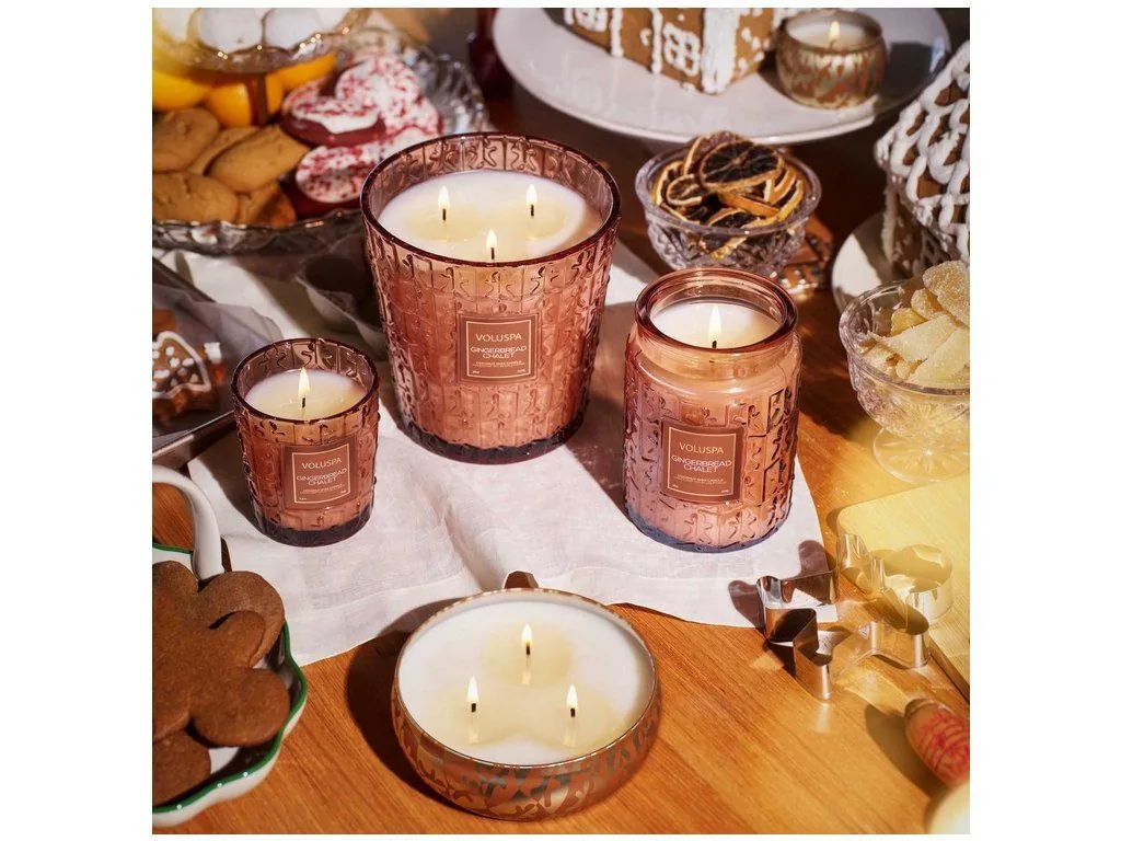 Voluspa Japonica Holiday Gingerbread Chalet Mini Hearth vonná sviečka 1 077g – Obrázok 2