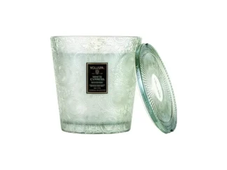Voluspa Japonica Holiday White Cypress Mini Hearth vonná sviečka (38 oz / 1077 g)