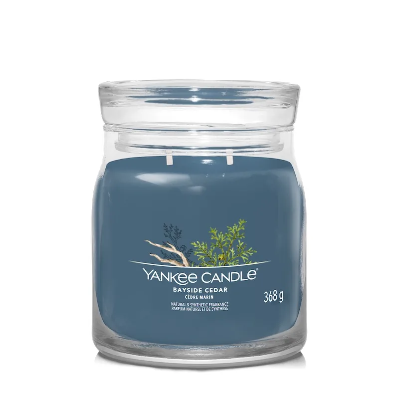 BAYSIDE CEDAR — Stredná sviečka Signature 368g