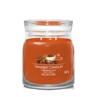 CINNAMON STICK — Stredná sviečka Signature 368g