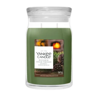 BALSAM & CEDAR FIRESIDE — Veľká sviečka Signature 567g