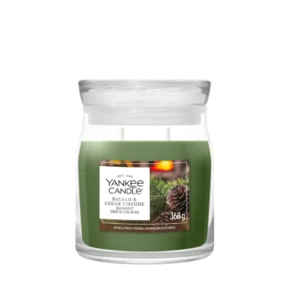 BALSAM & CEDAR FIRESIDE — Stredná sviečka Signature 368g