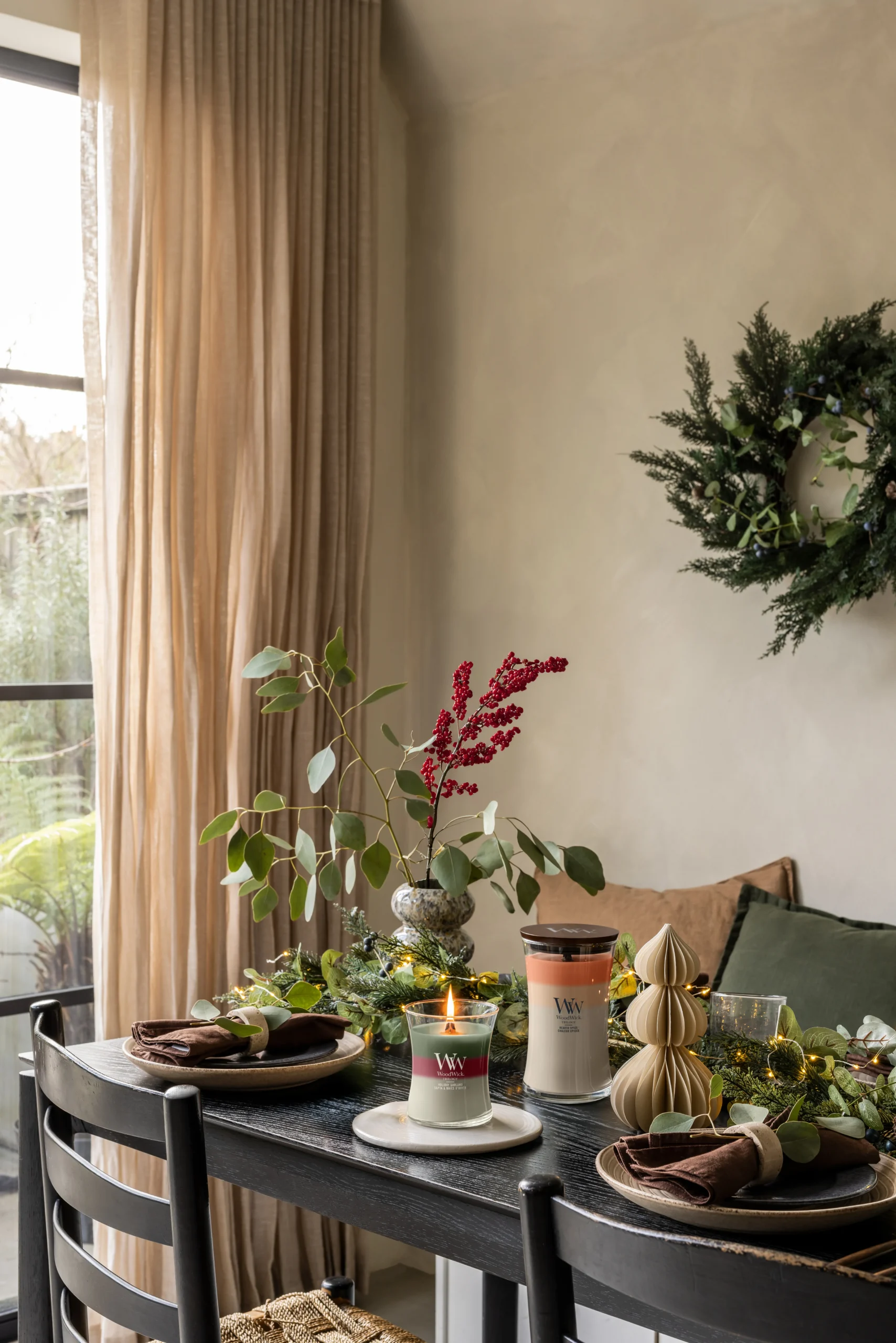HOLIDAY GARLAND — Stredná sviečka 275g – Obrázok 2